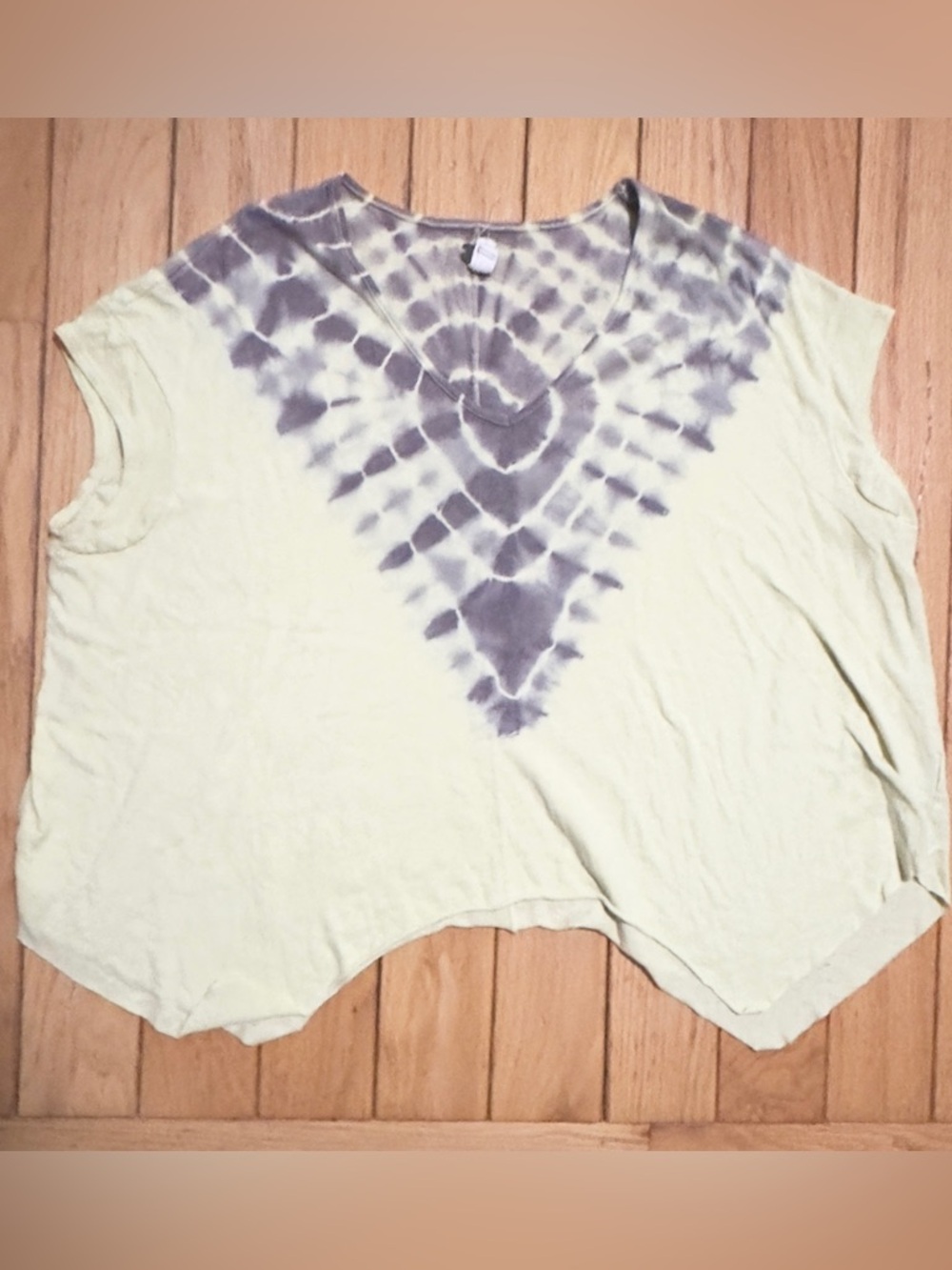 We The Free Pale Green Short Sleeve Tie-Dye V-Neck Top